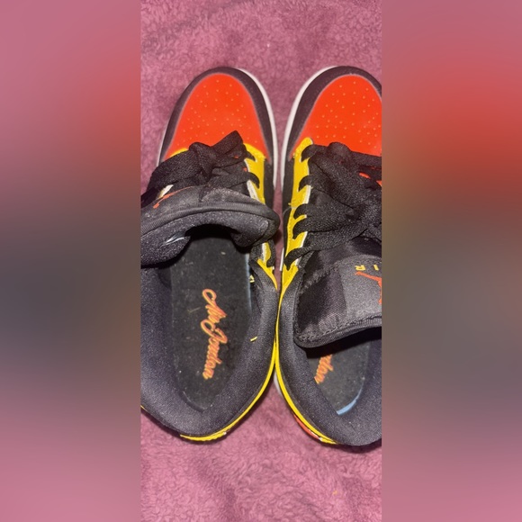 Jordan 1 Mid
Black Amarillo Team Orange - Picture 4 of 4